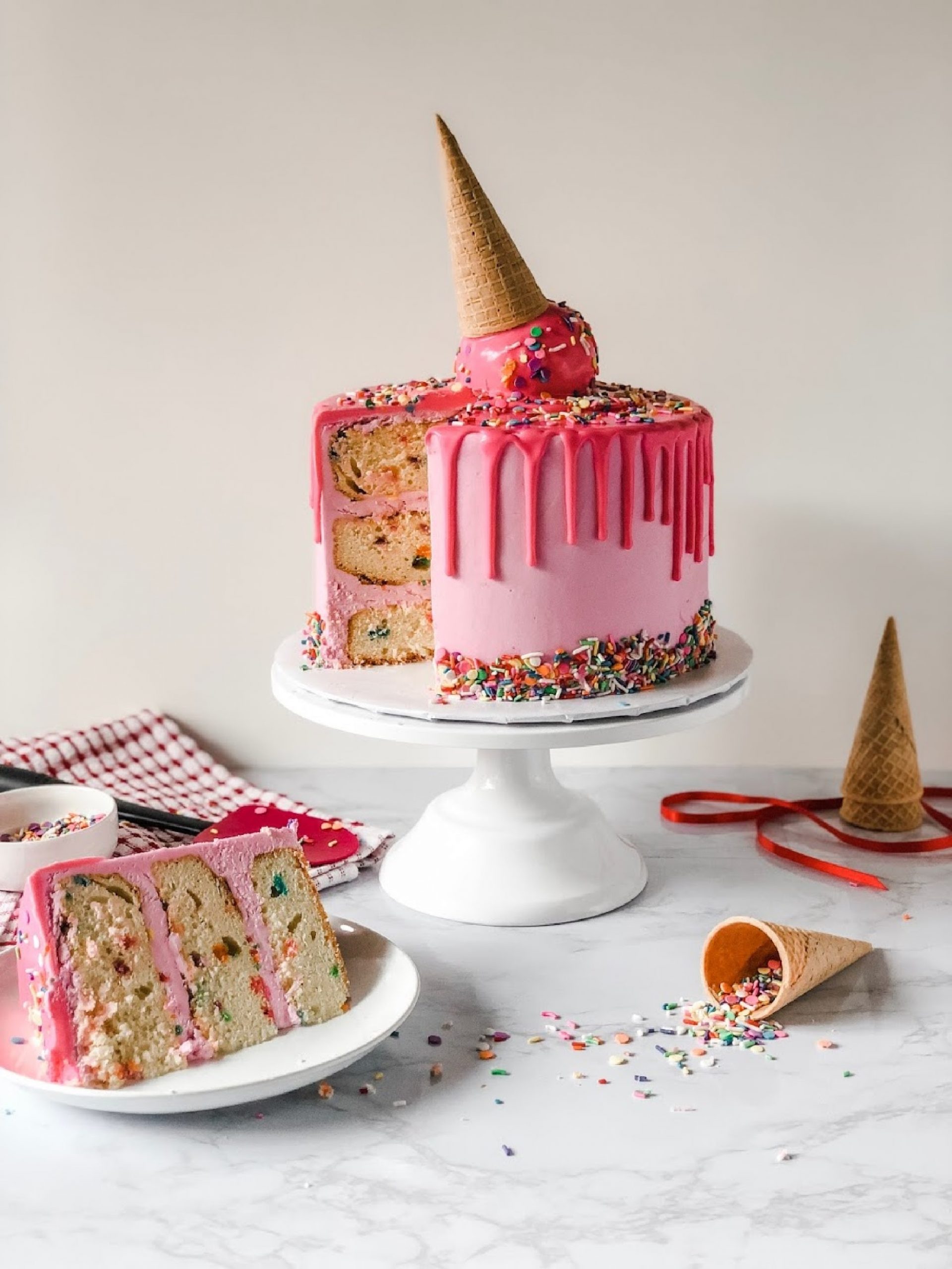 Amazon.com: Dezicakes Fake Food- Fake Cake- Home Decoration Cake Display- Artificial  Cake- Cake Decor-Cake Decoration Cake Display- Fake Cupcakes-Fake Cakes-Realistic  Fake Food - Vanilla Strawberry Fake Cake : Grocery & Gourmet Food